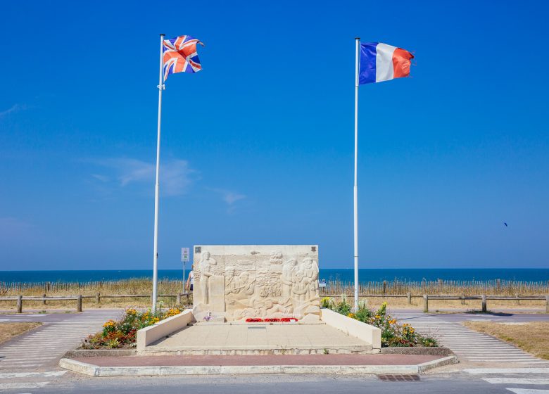 295406-Stele_d-hommage_aux_commandos_Kieffer-Caen_la_mer_Tourisme___Les_Conteurs_(Droits_reserves_Office_de_Tourisme___des_Congres)-1500px