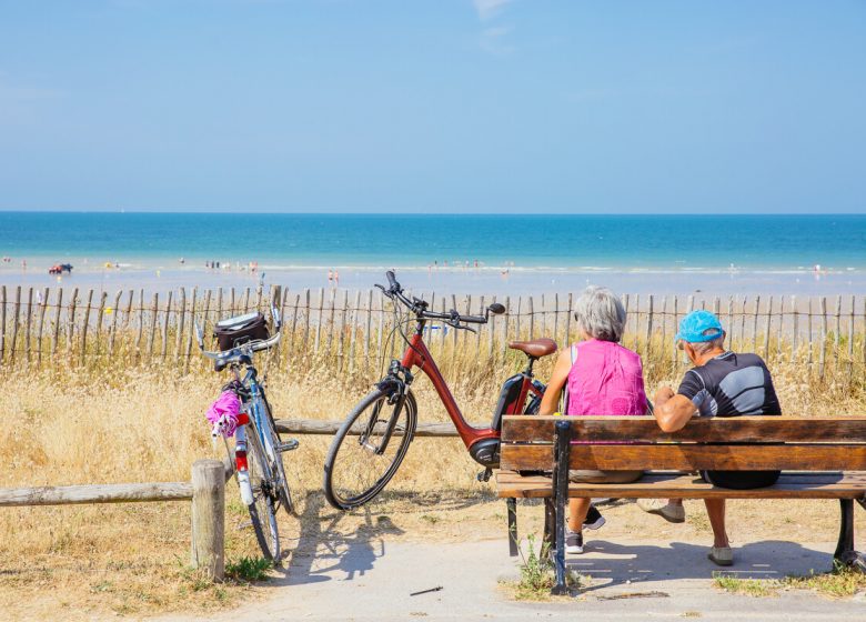 295414-Balade_a_velo_en_bord_de_mer-Caen_la_mer_Tourisme___Les_Conteurs_(Droits_reserves_OTC)-1200px