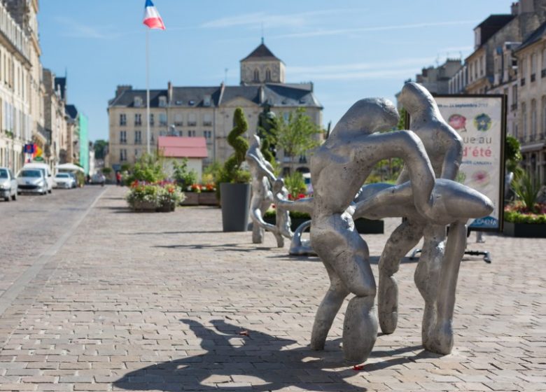 46715-Caen__statue_de_la_Caravane_place_Saint-Sauveur-Caen_la_mer_Tourisme___Pauline___Mehdi_-_Photographie