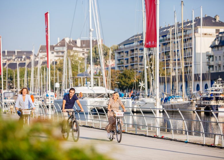 Vélo sur le port de plaisance à Caen