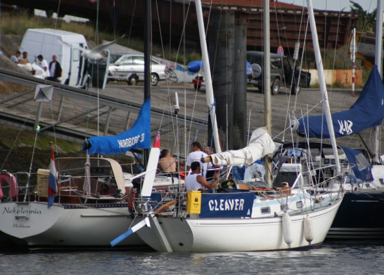 Ponton d'attente du bassin de Ouistreham avant les écluses