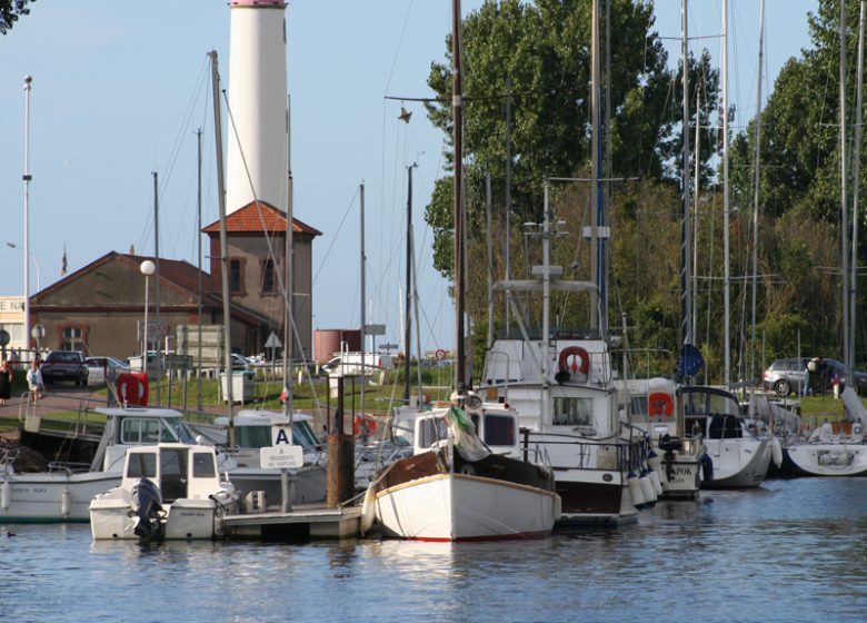 Vue sur le phare de Ouistreham à l'intérieur du port à flot