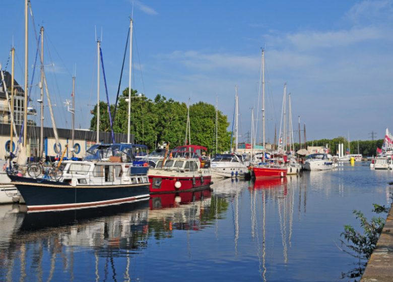 Vue du quai Vendeuvre sur le port de plaisance de Caen et son bassin St Pierre