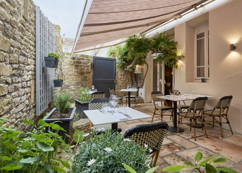 Terrasse intérieure du restaurant bistronomique Augia à Caen en Normandie