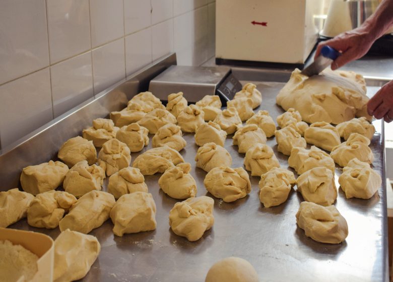 Préparation de la pâte à pizzas à la Pizzeria La Napolitaine à Caen en Normandie